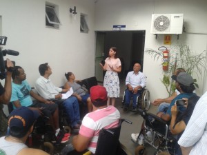 A secretaria adjunta de Saúde, Andressa De Lucca Bento, durante reunião com grupo de cadeirantes. (Foto: Assessoria Sesau)