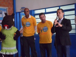 O presidente da Águas (centro) e o secretário de Saúde, Marcelo Vilela (direita) em evento da empresa. (Foto: Assessoria Sesau)