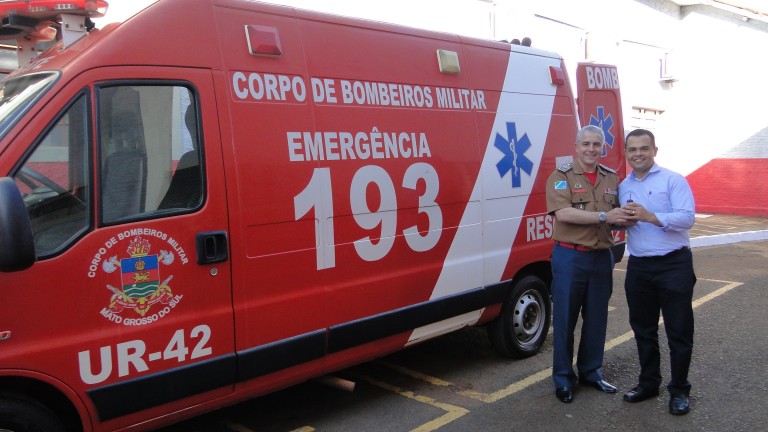 Secretário de Saúde, Marcelo Vilela, recebendo as chaves do veículo do comandante do CBMMS, coronel Joilson. (FOTO: SESAU).