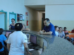 O secretário Marcelo Vilela conversou com servidores e pacientes na UPA Universitário. (Foto: SESAU).