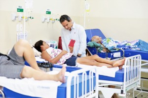 Prefeito Marquinhos Trad em uma das visitas a unidade de saúde para acompanhar atendimento