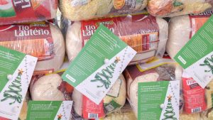 União de servidores e entidades privadas leva 5 toneladas de alimentos à famílias carentes
