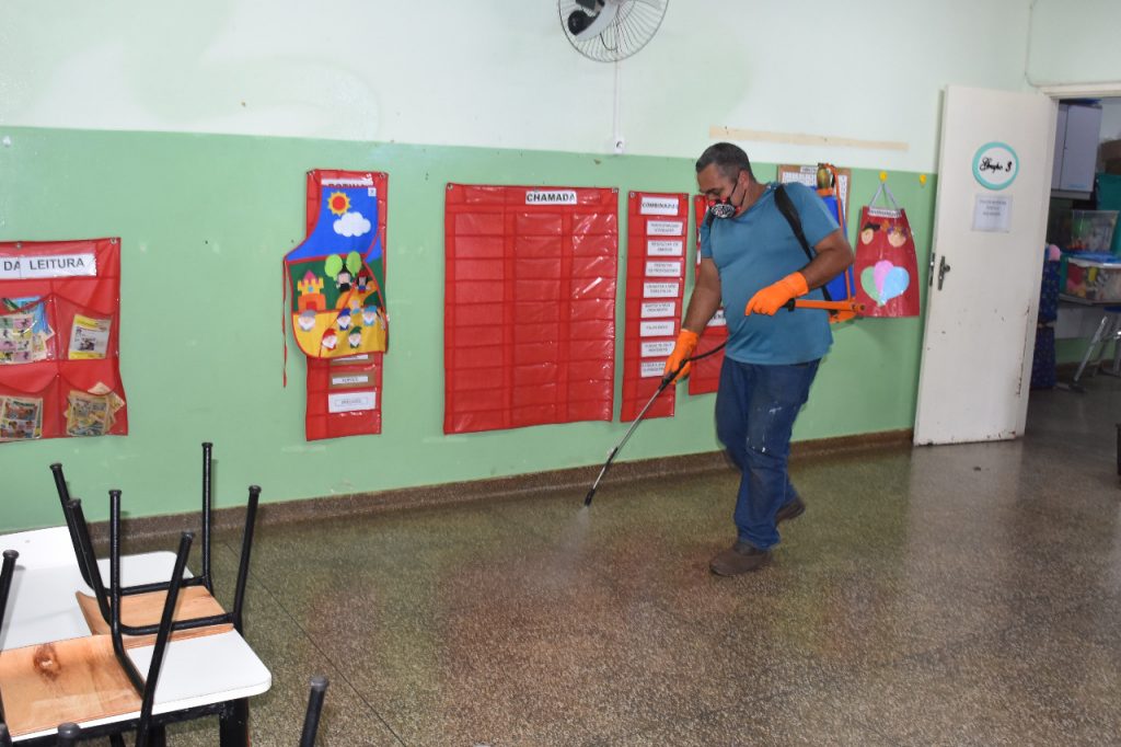 Escolas municipais passam por desinfecção contra covid-19
