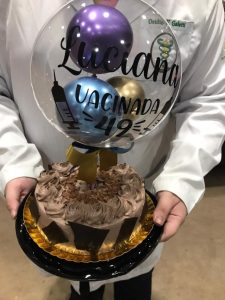 Usuria levou bolo para comemorar aniversrio depois da vacinao