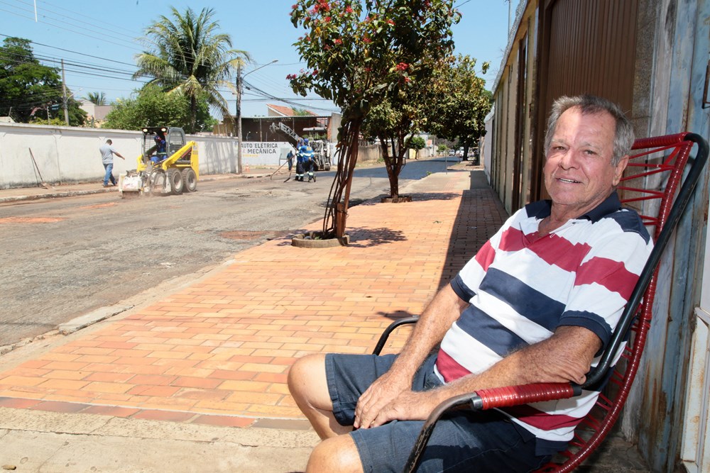 Francisco acompanha a recuperação do asfalto, que chegou após 40 anos da pavimentação